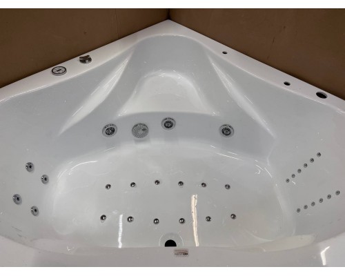 Установка гидромассажной системы в акриловую ванну Mira 150x150 Relisan SPA цвет форсунок хром